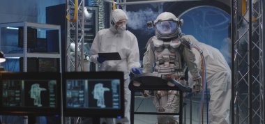 Astronot koşu bandında yürüyor