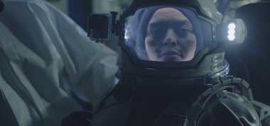 Astronot uçuşa hazırlanıyor.