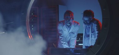 Bilimadamları bir laboratuarda test yapıyorlar.