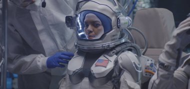 Astronot uçuşa hazırlanıyor.