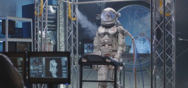 Astronot koşu bandında yürüyor