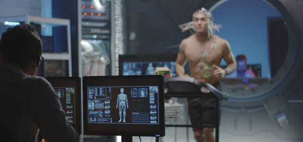 Астронавт бегает на беговой дорожке
