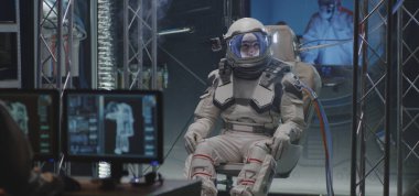 Astronot uçuşa hazırlanıyor.