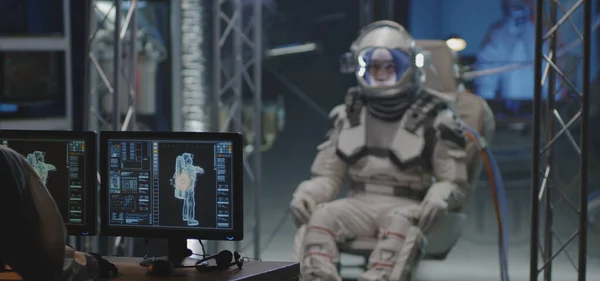 Astronaut gör sig redo för flygning — Stockfoto