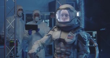 Astronot uzay giysisini laboratuarda test ediyor