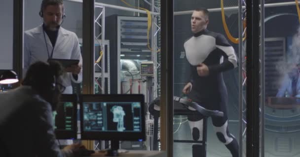 Astronot berjalan di atas treadmill — Stok Video
