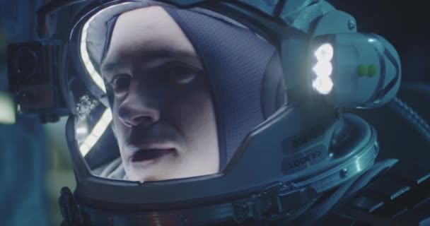 Astronaute et scientifiques testant la combinaison spatiale 