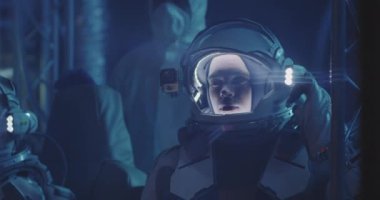 Astronotlar laboratuarda uzay giysisini test ediyor
