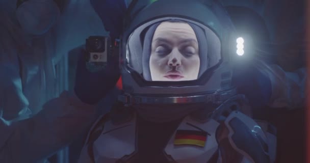 Wissenschaftler hilft Astronauten, Raumanzug anzuziehen — Stockvideo