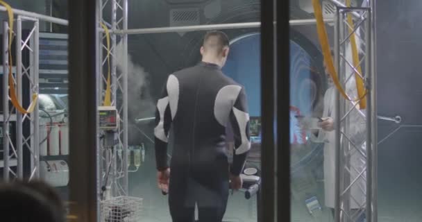 Astronot koşu bandında yürüyor — Stok video