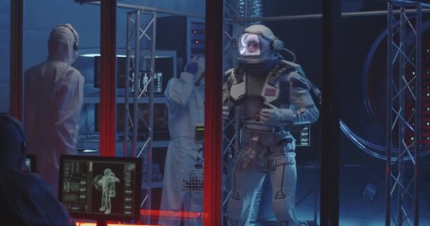 Des astronautes américains testent la mobilité des combinaisons spatiales 