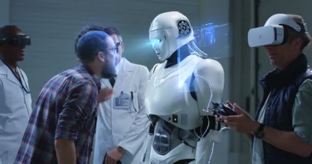 Inženýři testování robotů gesta rukou — Stock video