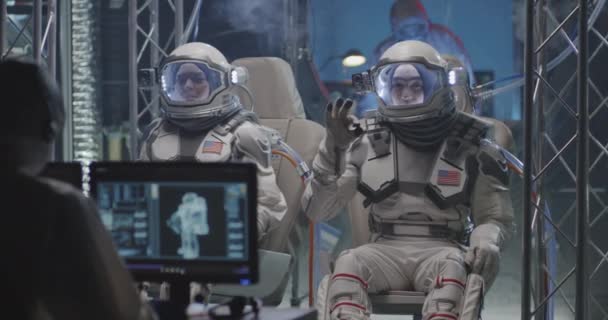 Astronautas preparándose para un vuelo — Vídeos de Stock