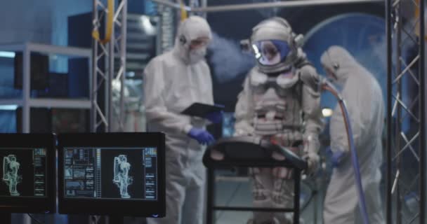 Astronaut kráčí na běžícím pásu — Stock video