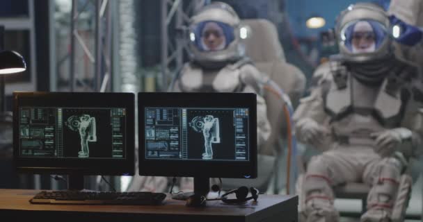 Astronauten maken zich klaar voor een vlucht — Stockvideo