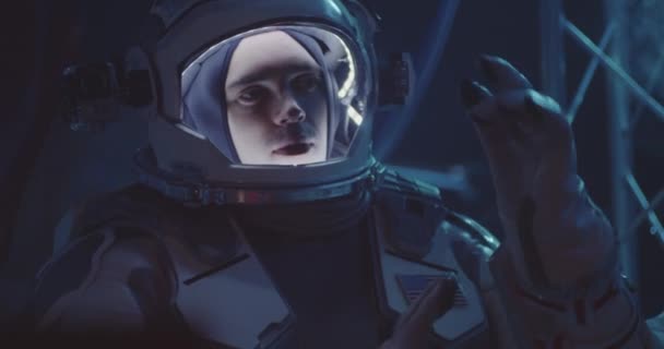 Astronauta y científicos probando traje espacial — Vídeo de stock