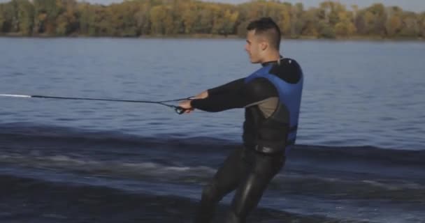 Молодой человек вейкбординг на реке — стоковое видео