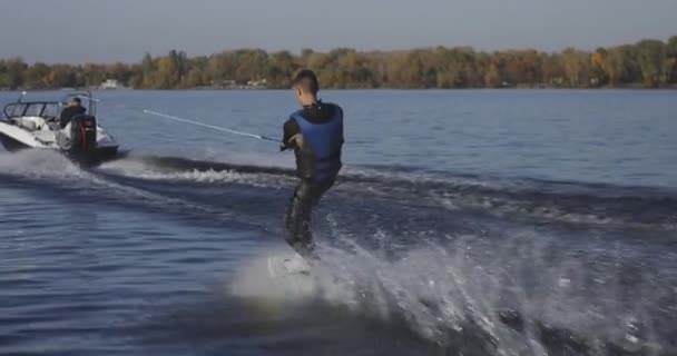 Jongeman wakeboarden op de rivier — Stockvideo