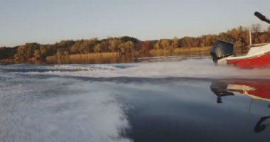 adam bir sürat teknesi sürüş