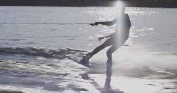 Giovane wakeboard sul fiume — Video Stock