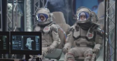 Astronotlar uçuşa hazırlanıyor.