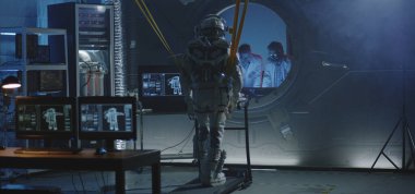 Astronot koşu bandında yürüyor