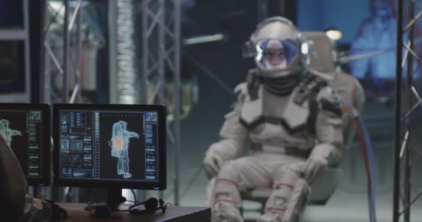 Astronauta preparándose para el vuelo — Vídeos de Stock