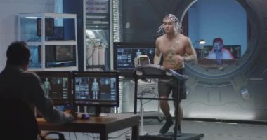 Koşu bandında koşan astronot