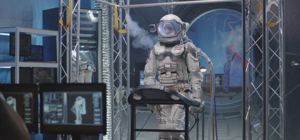 宇航员在跑步机上行走 — 图库照片
