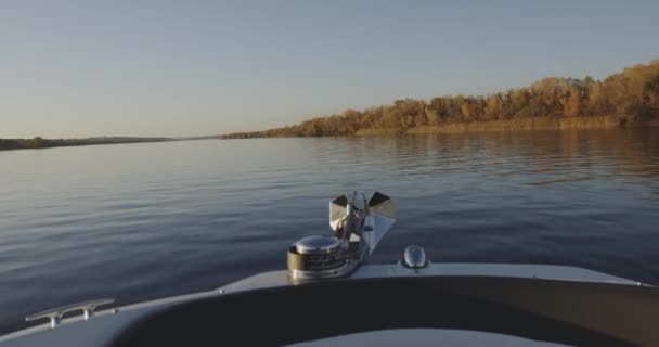 Моторная лодка, мчащаяся по реке — стоковое видео