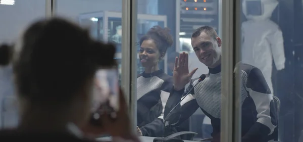 Astronauti che salutano in conferenza stampa pre-volo — Foto Stock