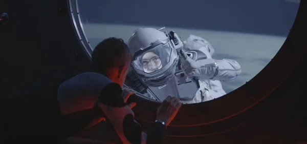 宇航员与太空行走的船员交谈 — 图库照片