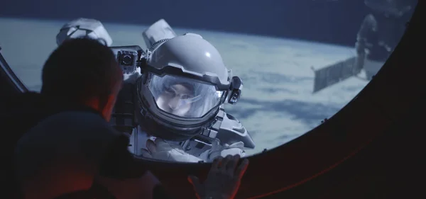 Astronauta rozmawiający z kolegą z załogi kosmicznej — Zdjęcie stockowe