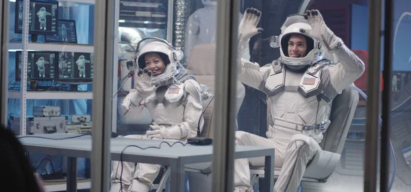 Američtí astronauti mávají během tiskové konference — Stock fotografie