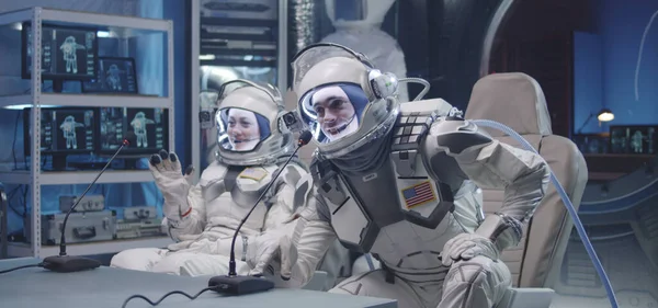 Astronautit puhuvat lentoa edeltävässä lehdistötilaisuudessa — kuvapankkivalokuva