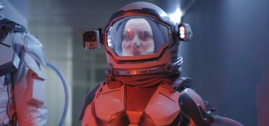 Koridorda duran kadın astronot.