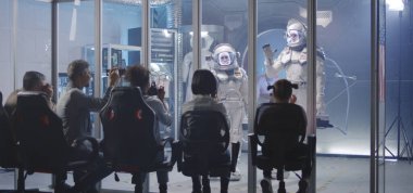 Astronot ayrılmadan önce kızla avuç içi eşleşmesi