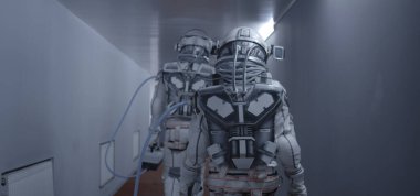 Koridorda yürüyen bir astronot.