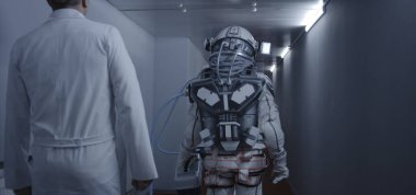 Astronotlar koridorda yürüyor