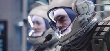 Erkek astronot basın toplantısında konuşuyor.
