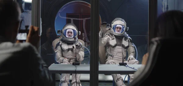 Astronauten arriveren voor persconferentie — Stockfoto