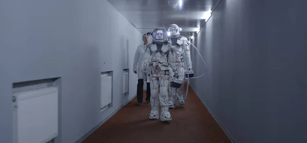 Астронавты идут по коридору — стоковое фото