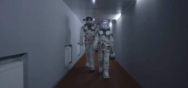 Astronautas caminhando por um corredor — Fotografia de Stock