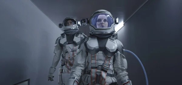 Astronautas caminhando por um corredor — Fotografia de Stock