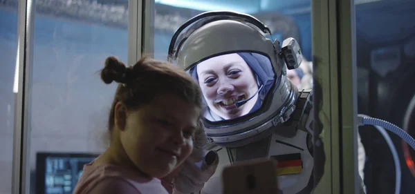 Astronauta corrispondente palma con ragazza prima della partenza — Foto Stock