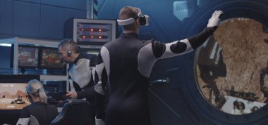 Astronot VR cihazıyla Mars gezginini kontrol ediyor