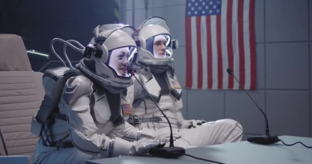 Astronauten in gesprek tijdens persconferentie voorafgaand aan de vlucht — Stockvideo
