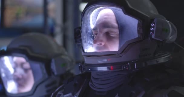 Astronaute souffrant de douleur pendant le lancement de la fusée 