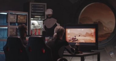 Mars Gezgini 'ni uzaktan kumandayla kontrol eden kadın