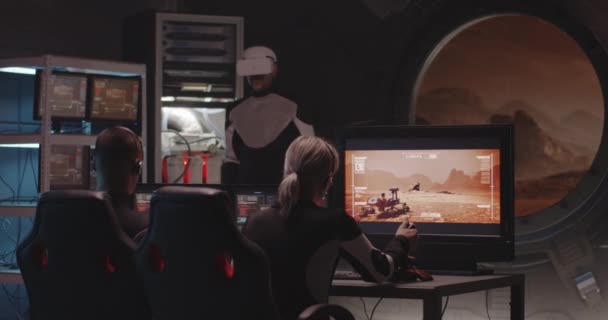 リモートコントローラで火星ローバーを制御する女性 — ストック動画